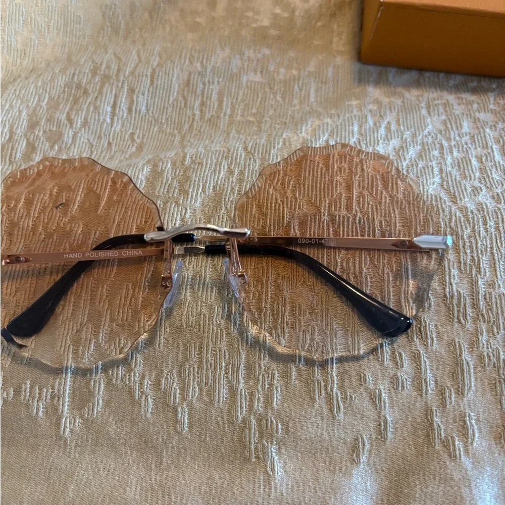 Stylish Pink Tinted Sunglasses - Picture 4 of 7